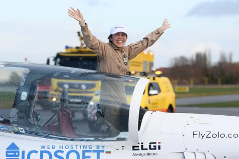 Nữ phi công trẻ Zara Rutherford vẫy chào sau khi cô hạ cánh xuống sân bay ở Bỉ hôm 20/1. (Nguồn: nytimes.com)