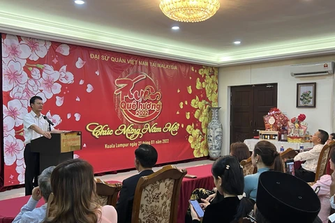 Đại sứ Việt Nam tại Malaysia Trần Việt Thái phát biểu tại "Xuân Quê hương 2022." (Ảnh: Hà Ngọc/Vietnam+)