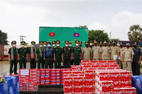 Đại diện lực lượng vũ trang hai tỉnh Tây Ninh và Tbong Khmum chụp ảnh lưu niệm. (Ảnh: Lê Đức Hoảnh/TTXVN)