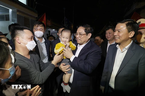 Nhân dân thành phố Thanh Hóa vui mừng đón Thủ tướng Phạm Minh Chính tới thăm và chúc Tết, ngày 24/1/2022. (Ảnh: Dương Giang/TTXVN)