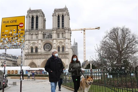 Người dân đeo khẩu trang phòng lây nhiễm COVID-19 tại Paris (Pháp). (Ảnh: THX/TTXVN)