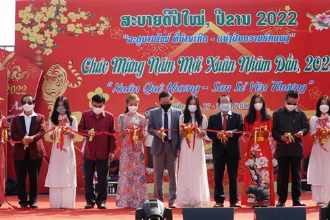 Cắt băng khai mạc hội chợ Xuân Nhâm Dần 2022 tại Vientiane (Lào). (Ảnh: Phạm Kiên/TTXVN)