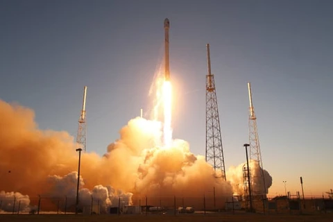 Các chuyên gia dự báo một tên lửa đẩy của SpaceX, được phóng hồi năm 2015, sẽ đâm vào Mặt Trăng trong tháng Ba tới. (Nguồn: theguardian.com)