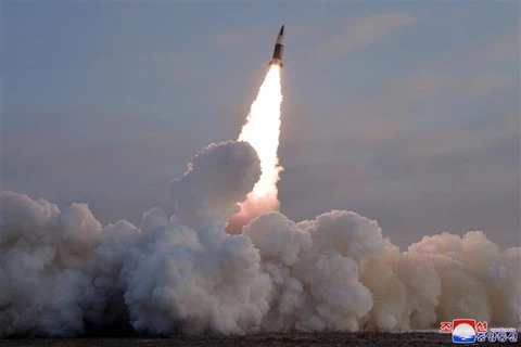 Hình ảnh vụ phóng thử tên lửa dẫn đường chiến thuật của Triều Tiên ngày 17/1/2022. (Ảnh: Yonhap/TTXVN)