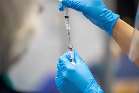 Tiêm chủng vaccine ngừa COVID-19 tại Belfast (Anh), ngày 21/12/2021. (Ảnh: AFP/TTXVN)