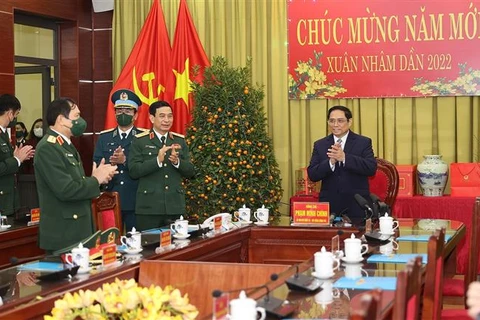 Thủ tướng Phạm Minh Chính đến thăm cán bộ, chiến sỹ Quân chủng Phòng không-Không quân. (Ảnh: Dương Giang/TTXVN)