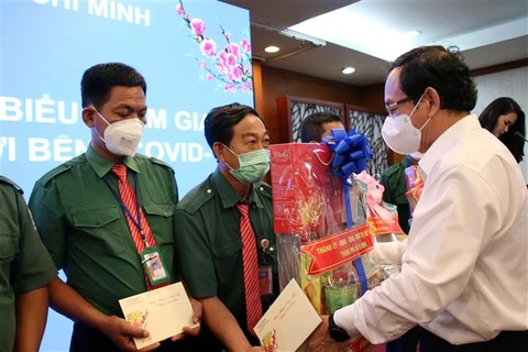 Bí thư Thành ủy Thành phố Hồ Chí Minh Nguyễn Văn Nên tặng quà tri ân các tài xế nhân dịp Tết Nguyên đán 2022. (Ảnh: Tiến Lực/TTXVN)