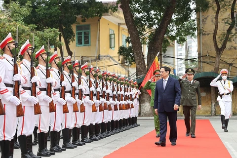 Thủ tướng Phạm Minh Chính đến thăm cán bộ, chiến sỹ Cục C05 và C07. (Ảnh: Dương Giang/TTXVN)