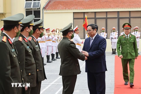 Thủ tướng Phạm Minh Chính đến thăm cán bộ, chiến sỹ Cục C05 và C07, chiều 30/1/2022. (Ảnh: Dương Giang/TTXVN)