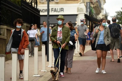 Người dân đeo khẩu trang phòng dịch COVID-19 tại Biarritz (Pháp). (Ảnh: AFP/TTXVN)