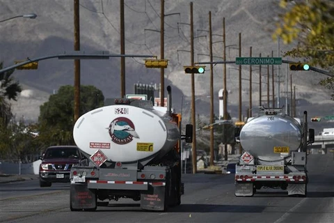 Xe chở xăng dầu gần nhà máy lọc dầu ở El Paso, Texas (Mỹ). (Ảnh: AFP/TTXVN)
