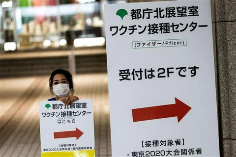 Một điểm tiêm vaccine ngừa COVID-19 tại Tokyo (Nhật Bản). (Ảnh: AFP/TTXVN)