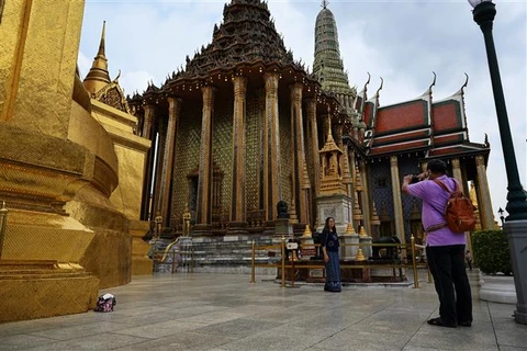 Khách du lịch chụp ảnh tại Cung điện Hoàng gia Thái Lan ở Bangkok. (Ảnh: AFP/TTXVN)