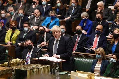 Thủ tướng Anh Boris Johnson (giữa) tại phiên họp Hạ viện ở thủ đô London ngày 12/1/2022. (Ảnh: THX/TTXVN)