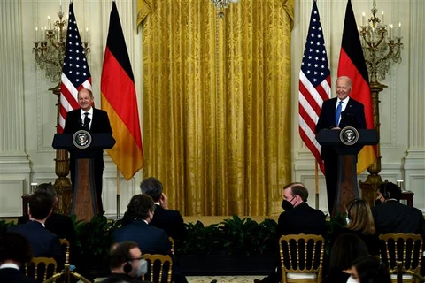 Tổng thống Mỹ Joe Biden (phải) và Thủ tướng Đức Olaf Scholz tại cuộc họp báo chung sau hội đàm ở Nhà Trắng, Washington, D.C. (Mỹ), ngày 7/2/2022. (Ảnh: AFP/TTXVN)