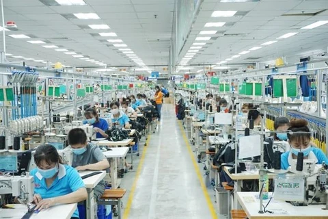Công nhân làm việc tại TNHH may mặc Bowker Việt Nam, Khu công nghiệp Đồng An 1, thành phố Thuận An (Bình Dương). (Ảnh: Chí Tưởng/TTXVN)