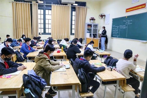 Tiết học đầu tiên của học sinh trường THCS Thanh Quan, quận Hoàn Kiếm (Hà Nội) khi trở lại trường học trực tiếp. (Ảnh: Tuấn Đức/TTXVN)