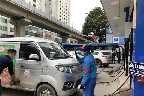 Đổ xăng tại cửa hàng xăng dầu số 112 Trần Phú, quận Hà Đông (Hà Nội) chiều 9/2/2022. (Ảnh: Phương Anh/TTXVN)