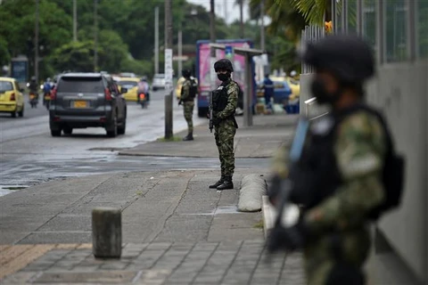 Binh sỹ Colombia gác tại một tuyến phố ở thành phố Cali khi xảy ra các cuộc biểu tình bạo loạn, hồi tháng 5/2021. (Ảnh: AFP/TTXVN)