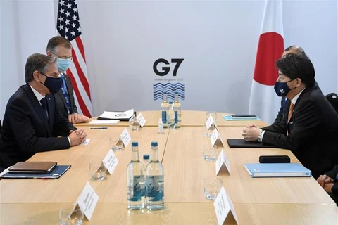 Ngoại trưởng Nhật Bản Yoshimasa Hayashi (phải) trong cuộc hội đàm với người đồng cấp Mỹ Antony Blinken (trái) bên lề Hội nghị Ngoại trưởng G7 ở Liverpool (Anh), hồi tháng 12/2021. (Ảnh: AFP/TTXVN)