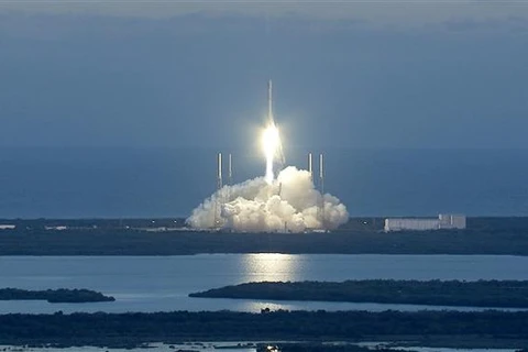 Tên lửa đẩy mang theo một vệ tinh rời bệ phóng tại trạm không quân Cape Canaveral, Florida (Mỹ), hồi năm 2015. (Ảnh: AFP/TTXVN)