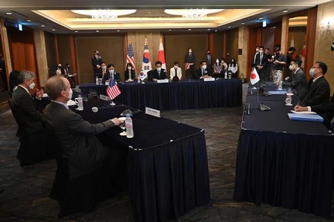 Các nhà đàm phán hàng đầu của Mỹ, Hàn Quốc và Nhật Bản tại cuộc họp ba bên ở Seoul (Hàn Quốc), hồi tháng Sáu năm ngoái. (Ảnh: AFP/TTXVN)