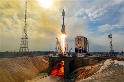Tên lửa đẩy Soyuz-2.1b mang theo 36 vệ tinh viễn thông và Internet của Anh rời khỏi bệ phóng tại trung tâm vũ trụ Vostochny ở vùng Viễn Đông (Nga), ngày 25/3/2021. (Ảnh: AFP/TTXVN)