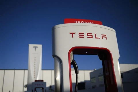 Biểu tượng Tesla tại một trạm sạc điện của hãng ở Hawthorne, California (Mỹ) ngày 4/1/2021. (Ảnh: AFP/TTXVN)