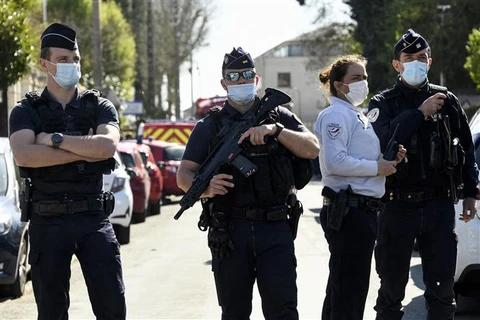 Cảnh sát Pháp phong toả tuyến đường gần đồn cảnh sát Rambouillet, phía Tây Nam thủ đô Paris sau một vụ tấn công, hồi tháng Tư năm ngoái. (Ảnh: AFP/TTXVN)