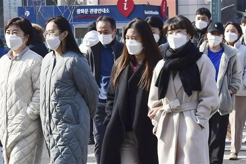 Người dân đeo khẩu trang phòng dịch COVID-19 tại Seoul (Hàn Quốc), ngày 26/1/2022. (Ảnh: Kyodo/TTXVN)