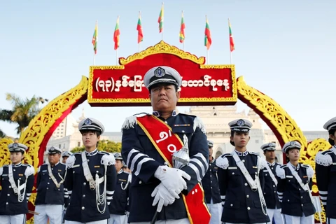 Hàng trăm binh sỹ cùng với các công chức cuộc diễu binh tại thủ đô Naypyitaw (Myanmar). (Nguồn: aljazeera.com)