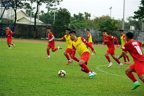 Các cầu thủ U23 Việt Nam trên sân tập tại Campuchia. (Ảnh: Trần Long/TTXVN)