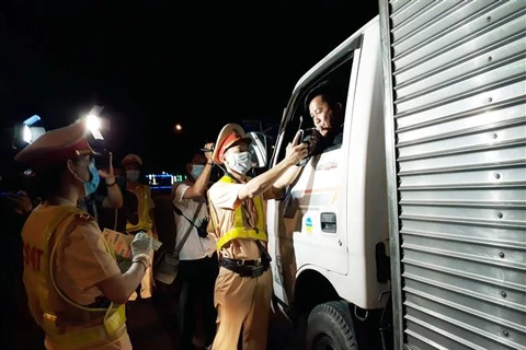 Lực lượng Cảnh sát giao thông kiểm tra đo nồng độ cồn của lái xe ở Bạc Liêu. (Ảnh: Chanh Đa/TTXVN)