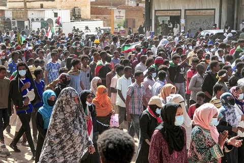 Người dân tham gia biểu tình yêu cầu chuyển tiếp sang chính quyền dân sự tại Sahafa, ngoại ô Khartoum (Sudan), ngày 25/12/2021. (Ảnh: AFP/TTXVN)