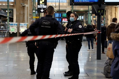 Cảnh sát bảo vệ hiện trường tại nhà ga Gare du Nord ở Paris (Pháp). (Nguồn: mirror.co.uk)