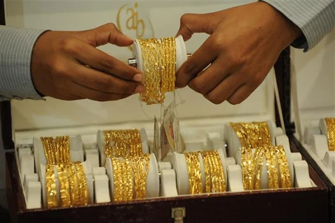 Một cửa hàng vàng tại Ahmedabad (Ấn Độ). (Ảnh: AFP/TTXVN)
