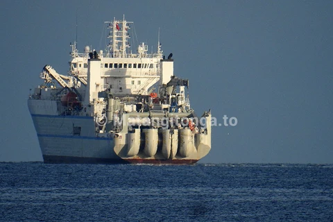 Tàu sữa chữa Reliance đang tìm cách khôi phục các đoạn cáp bị đứt ở vùng đáy biển sâu 2,5km. (Nguồn: matangitonga.to)