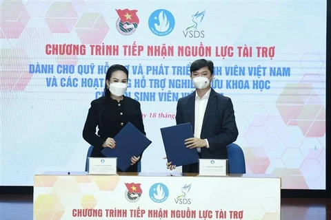 Bí thư Trung ương Đoàn, Chủ tịch Hội Sinh viên Việt Nam Nguyễn Minh Triết và Phó Chủ tịch Hội đồng Quản trị Công ty Cổ phần Đầu tư và Kinh doanh Golf Long Thành Lê Nữ Thùy Dương ký kết thoả thuận hỗ trợ. (Ảnh: TTXVN)