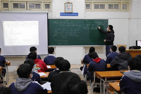 Học sinh lớp 12, trường THPT Trần Phú trở lại trường học trực tiếp từ ngày 17/1/2022. (Ảnh: Thanh Tùng/TTXVN)