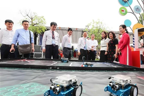 Đại biểu tham quan một gian trưng bày tại Ngày hội Công nghệ thông tin ngành Giáo dục Thủ đô lần thứ 5, diễn ra tại Hà Nội hồi tháng Tư năm ngoái. (Ảnh: Thanh Tùng/TTXVN)