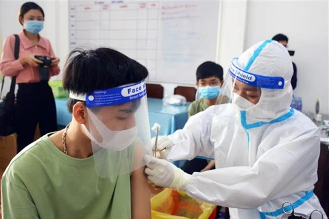 Tiêm vaccine ngừa COVID-19 cho học sinh tại trường THPT Hồ Thị Kỷ (Cà Mau), hồi tháng 11/2021. (Ảnh: Huỳnh Anh/TTXVN)