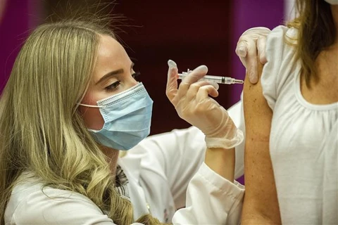 Nhân viên y tế tiêm vaccine phòng COVID-19 cho người dân tại Hartford, Connecticut (Mỹ). (Ảnh: AFP/TTXVN)