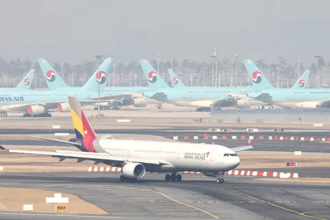 Máy bay của các hãng hàng không Korean Air và Asiana Airlines tại sân bay quốc tế Incheon, phía tây thủ đô Seoul (Hàn Quốc), ngày 9/2/2022. (Ảnh: Yonhap/TTXVN)