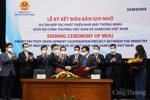Cục trưởng Cục Công nghiệp (Bộ Công Thương) Trương Thanh Hoài và Phó Tổng giám đốc Tổ hợp Samsung Việt Nam Choi Kyoung Soo ký Biên bản ghi nhớ. (Nguồn: congthuong.vn)