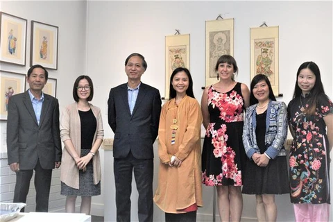 Đại sứ Việt Nam tại Australia Nguyễn Tất Thành (thứ ba, trái) chụp ảnh lưu niệm tại triển lãm. (Ảnh: Nguyễn Minh/TTXVN)