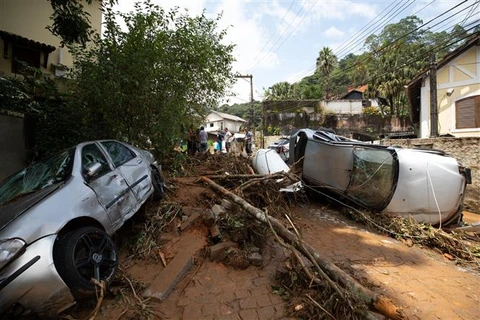 Ôtô bị phá hủy do mưa lớn và lũ lụt tại Petropolis, bang Rio de Janeiro (Brazil), ngày 16/2/2022. (Ảnh: THX/TTXVN)