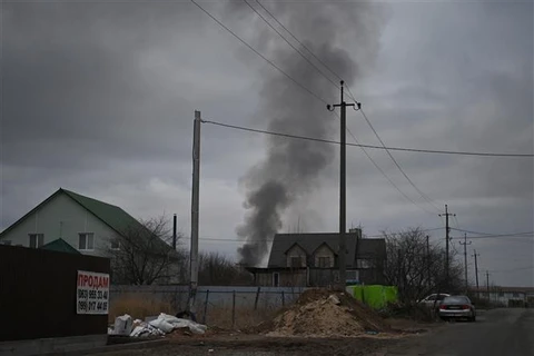 Khói bốc lên từ một vụ nổ gần thị trấn Hostomel ở phía Tây Bắc thủ đô Kiev (Ukraine) ngày 24/2/2022. (Ảnh: AFP/TTXVN)