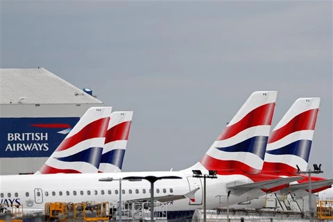 Máy bay của Hãng hàng không British Airways tại sân bay Heathrow ở London (Anh) ngày 8/6/2020. (Ảnh: AFP/TTXVN)