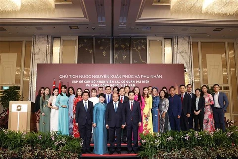 Chủ tịch nước Nguyễn Xuân Phúc và Phu nhân chụp ảnh chung với cán bộ, nhân viên Đại sứ quán và đại diện cộng đồng người Việt Nam tại Singapore. (Ảnh: Thống Nhất/TTXVN)