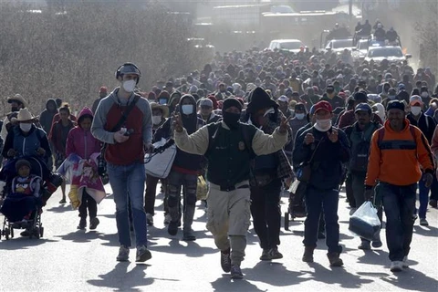 Người di cư đi dọc tuyến đường cao tốc Puebla-Mexico, bang Puebla (Mexico), trong hành trình tới Mỹ ngày 9/12/2021. (Ảnh: THX/TTXVN)